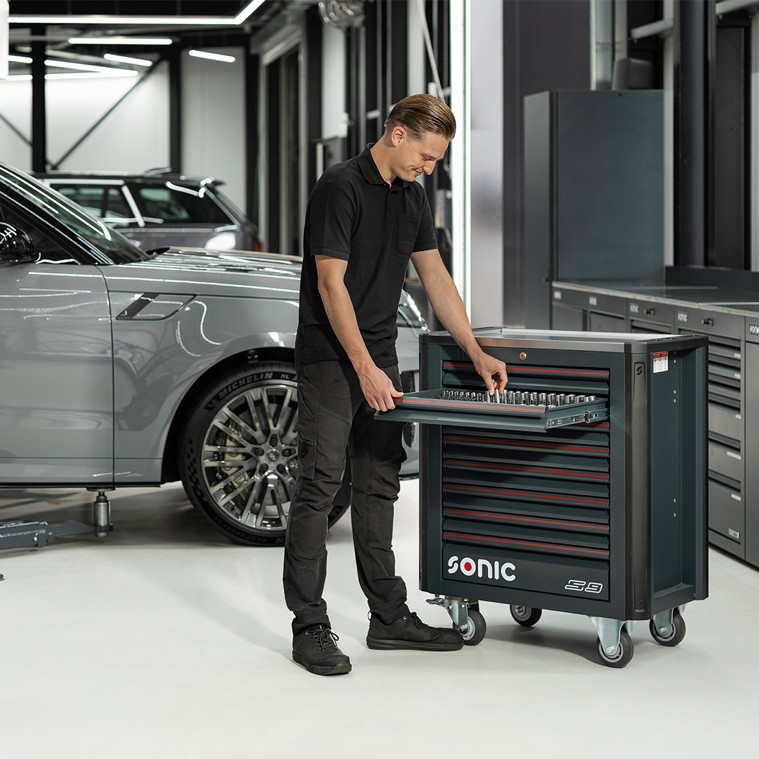 Kỹ thuật viên thao tác với ngăn kéo foam của tủ Sonic NEXT trong xưởng