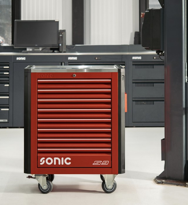 Tủ đồ nghề Sonic NEXT S9 màu đỏ cận cảnh trong xưởng